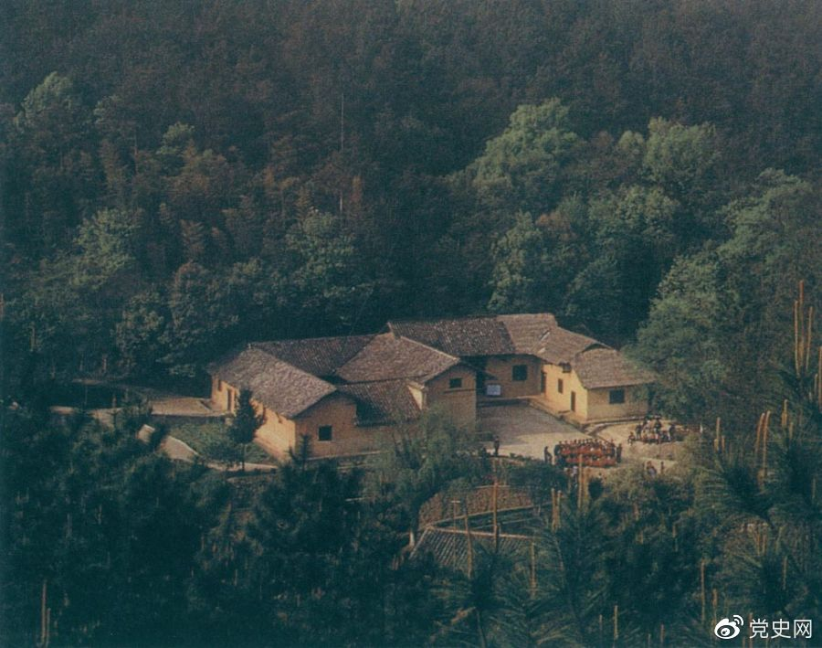 毛澤東故居——湖南省湘潭縣韶山?jīng)_上屋場(chǎng)。1893年12月26日，毛澤東在這里誕生。